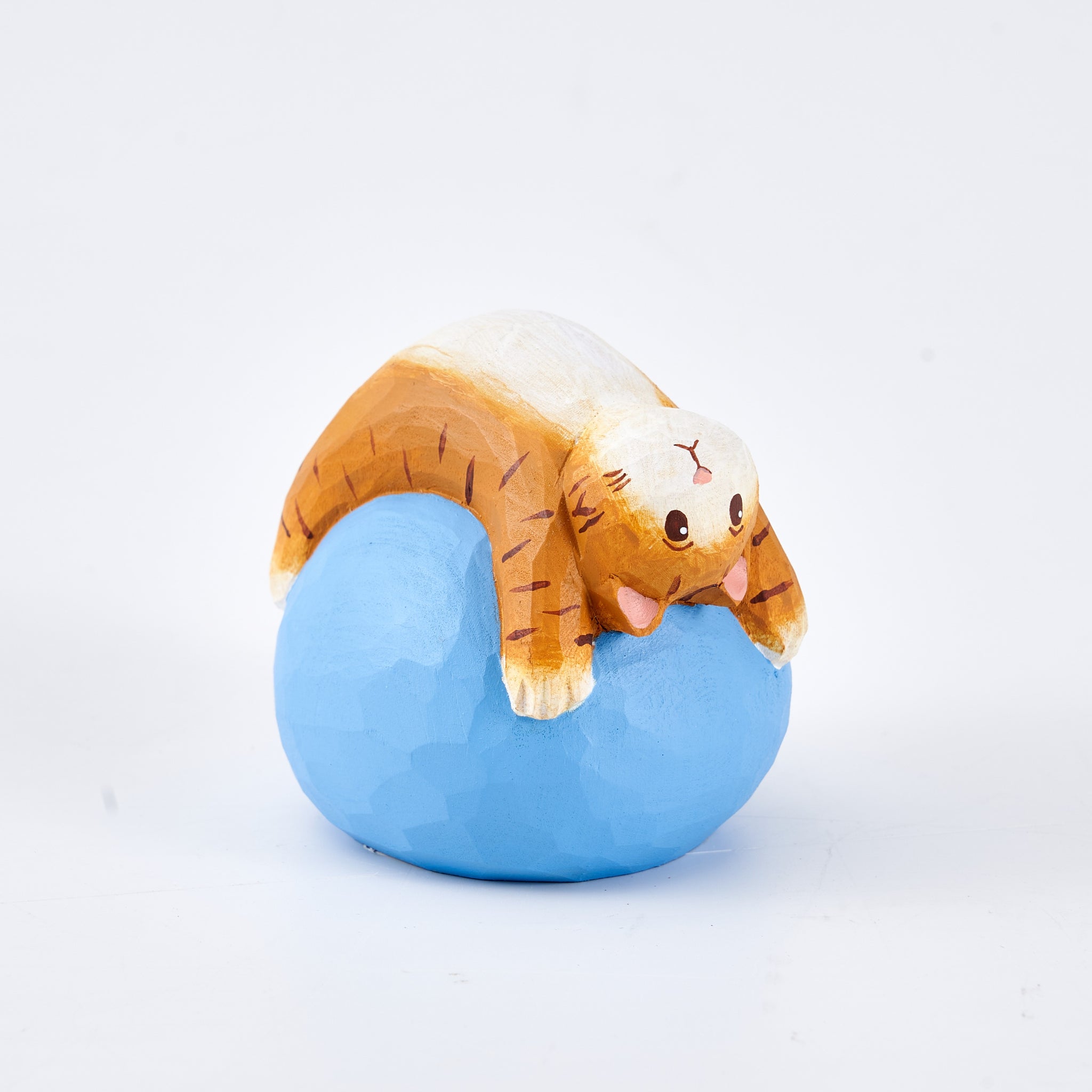 Yvie Carved Wooden Playful Cat in Wheel Pose – Mokuomo