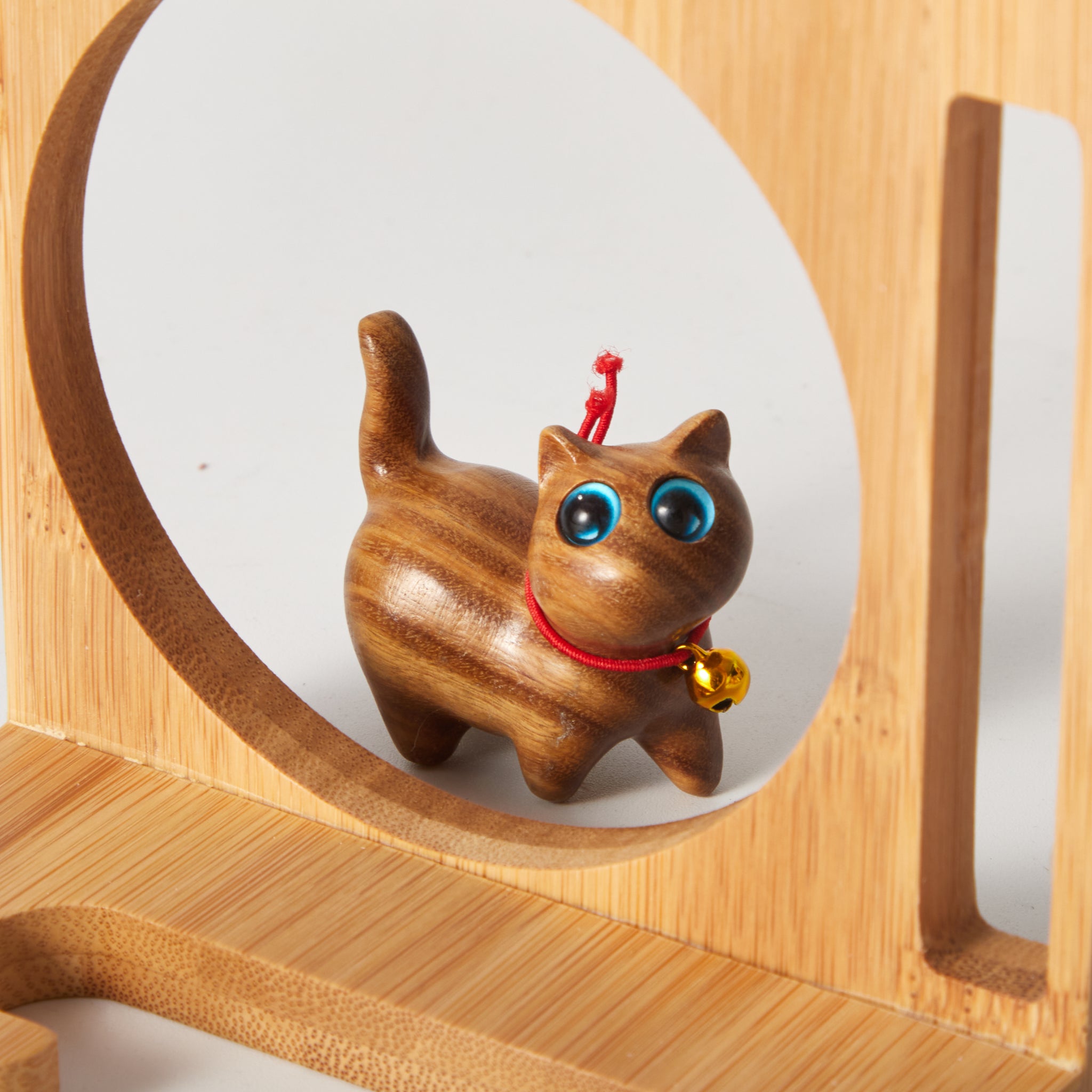 Cara Carved Wooden Cat Looking at You – Mokuomo